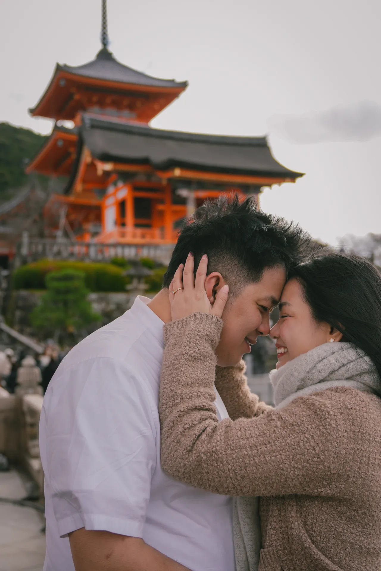 Rein and Mhae forehead to forehead beneath the pagoda