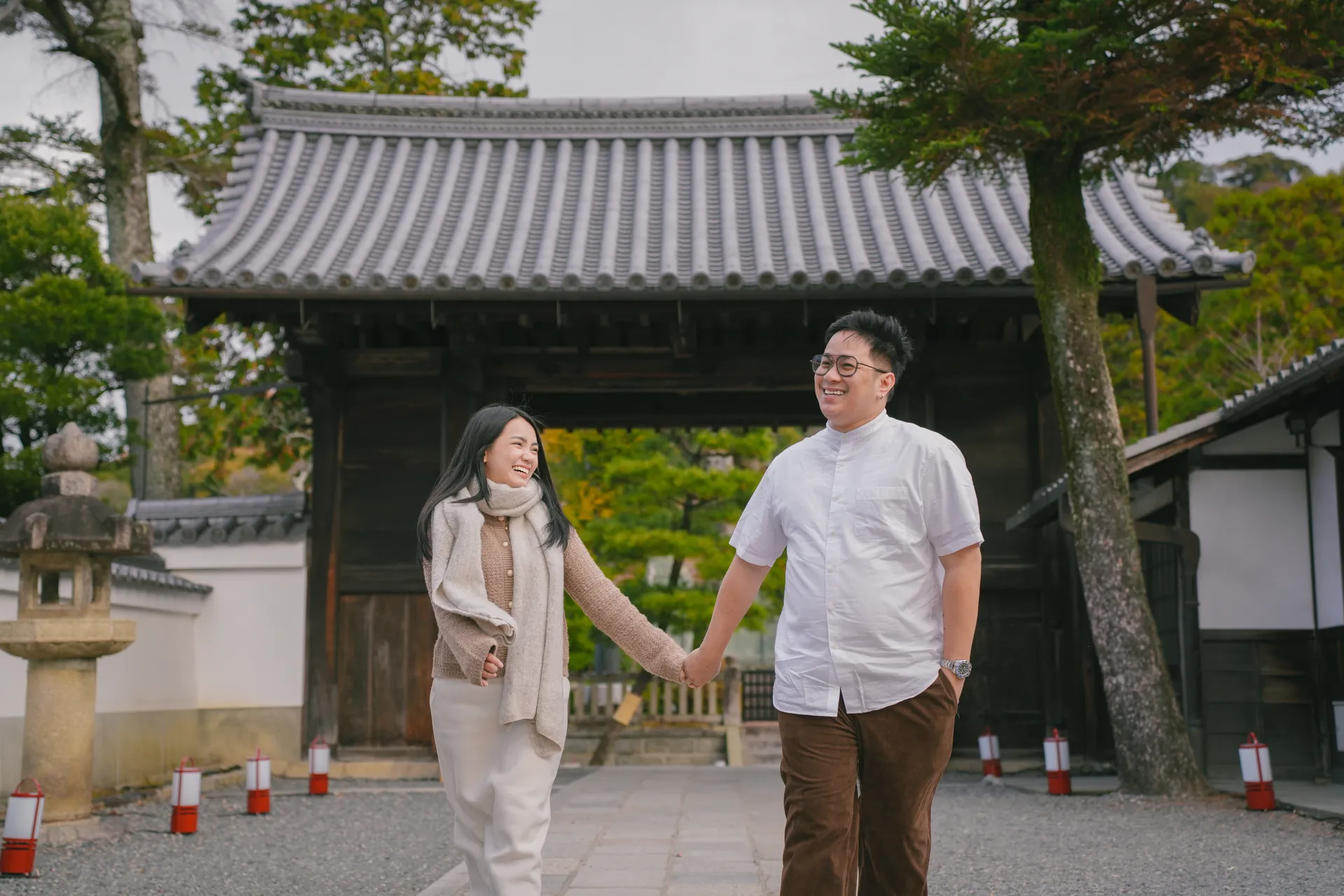 Hand in hand through the temple gate