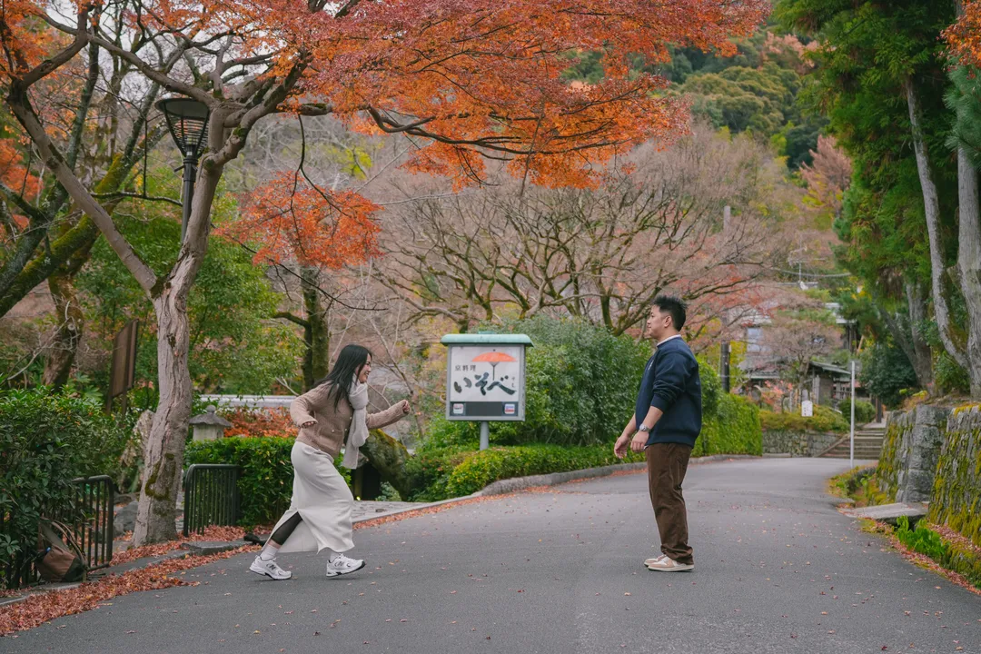 Mhae running to Rein down an autumn path